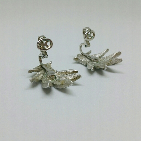 Vintage Trifari silvertone leaf clip on earrings - Picture 5 of 7